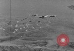 Immagine di Massa caduta paracadute Corea, 1951, secondo 29 filmato di repertorio 65675045385