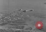 Immagine di Massa caduta paracadute Corea, 1951, secondo 30 filmato di repertorio 65675045385