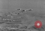 Immagine di Massa caduta paracadute Corea, 1951, secondo 31 filmato di repertorio 65675045385