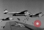 Immagine di Massa caduta paracadute Corea, 1951, secondo 32 filmato di repertorio 65675045385