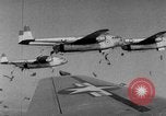Immagine di Massa caduta paracadute Corea, 1951, secondo 34 filmato di repertorio 65675045385