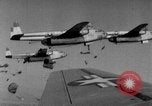 Immagine di Massa caduta paracadute Corea, 1951, secondo 36 filmato di repertorio 65675045385