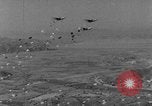 Immagine di Massa caduta paracadute Corea, 1951, secondo 37 filmato di repertorio 65675045385