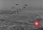 Immagine di Massa caduta paracadute Corea, 1951, secondo 38 filmato di repertorio 65675045385
