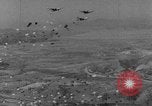 Immagine di Massa caduta paracadute Corea, 1951, secondo 39 filmato di repertorio 65675045385