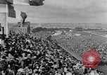 Image Nickel Coin remporte un Grand National britannique Steeplechase Aintree Angleterre, 1951, de la seconde 8 séquences d'archives historiques vidéo 65675045393