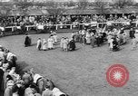 Image Nickel Coin remporte un Grand National britannique Steeplechase Aintree Angleterre, 1951, de la seconde 11 séquences d'archives historiques vidéo 65675045393