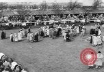 Image Nickel Coin remporte un Grand National britannique Steeplechase Aintree Angleterre, 1951, de la seconde 13 séquences d'archives historiques vidéo 65675045393