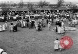Image Nickel Coin remporte un Grand National britannique Steeplechase Aintree Angleterre, 1951, de la seconde 15 séquences d'archives historiques vidéo 65675045393