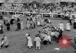 Image Nickel Coin remporte un Grand National britannique Steeplechase Aintree Angleterre, 1951, de la seconde 22 séquences d'archives historiques vidéo 65675045393
