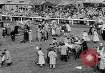 Image Nickel Coin remporte un Grand National britannique Steeplechase Aintree Angleterre, 1951, de la seconde 23 séquences d'archives historiques vidéo 65675045393