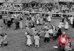 Image Nickel Coin remporte un Grand National britannique Steeplechase Aintree Angleterre, 1951, de la seconde 24 séquences d'archives historiques vidéo 65675045393