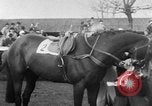 Image Nickel Coin remporte un Grand National britannique Steeplechase Aintree Angleterre, 1951, de la seconde 25 séquences d'archives historiques vidéo 65675045393