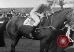 Image Nickel Coin remporte un Grand National britannique Steeplechase Aintree Angleterre, 1951, de la seconde 26 séquences d'archives historiques vidéo 65675045393