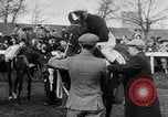 Image Nickel Coin remporte un Grand National britannique Steeplechase Aintree Angleterre, 1951, de la seconde 27 séquences d'archives historiques vidéo 65675045393