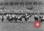 Image Nickel Coin remporte un Grand National britannique Steeplechase Aintree Angleterre, 1951, de la seconde 29 séquences d'archives historiques vidéo 65675045393