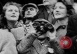 Image Nickel Coin remporte un Grand National britannique Steeplechase Aintree Angleterre, 1951, de la seconde 33 séquences d'archives historiques vidéo 65675045393