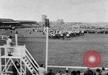 Image Nickel Coin remporte un Grand National britannique Steeplechase Aintree Angleterre, 1951, de la seconde 35 séquences d'archives historiques vidéo 65675045393