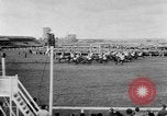 Image Nickel Coin remporte un Grand National britannique Steeplechase Aintree Angleterre, 1951, de la seconde 36 séquences d'archives historiques vidéo 65675045393
