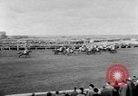 Image Nickel Coin remporte un Grand National britannique Steeplechase Aintree Angleterre, 1951, de la seconde 38 séquences d'archives historiques vidéo 65675045393