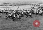 Image Nickel Coin remporte un Grand National britannique Steeplechase Aintree Angleterre, 1951, de la seconde 40 séquences d'archives historiques vidéo 65675045393