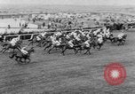 Image Nickel Coin remporte un Grand National britannique Steeplechase Aintree Angleterre, 1951, de la seconde 41 séquences d'archives historiques vidéo 65675045393