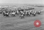 Image Nickel Coin remporte un Grand National britannique Steeplechase Aintree Angleterre, 1951, de la seconde 42 séquences d'archives historiques vidéo 65675045393