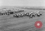Image Nickel Coin remporte un Grand National britannique Steeplechase Aintree Angleterre, 1951, de la seconde 43 séquences d'archives historiques vidéo 65675045393