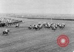 Image Nickel Coin remporte un Grand National britannique Steeplechase Aintree Angleterre, 1951, de la seconde 44 séquences d'archives historiques vidéo 65675045393