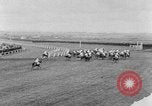 Image Nickel Coin remporte un Grand National britannique Steeplechase Aintree Angleterre, 1951, de la seconde 45 séquences d'archives historiques vidéo 65675045393