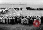 Image Nickel Coin remporte un Grand National britannique Steeplechase Aintree Angleterre, 1951, de la seconde 46 séquences d'archives historiques vidéo 65675045393