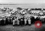 Image Nickel Coin remporte un Grand National britannique Steeplechase Aintree Angleterre, 1951, de la seconde 57 séquences d'archives historiques vidéo 65675045393