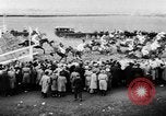 Image Nickel Coin remporte un Grand National britannique Steeplechase Aintree Angleterre, 1951, de la seconde 61 séquences d'archives historiques vidéo 65675045393