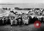 Image Nickel Coin remporte un Grand National britannique Steeplechase Aintree Angleterre, 1951, de la seconde 62 séquences d'archives historiques vidéo 65675045393