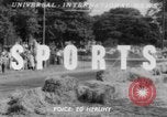 Standbild Eiffelturm Stunt Paris Frankreich, 1951, aus Sekunde 1 historischem Filmmaterial Videoclip 65675045402
