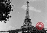 Standbild Eiffelturm Stunt Paris Frankreich, 1951, aus Sekunde 6 historischem Filmmaterial Videoclip 65675045402
