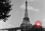 Standbild Eiffelturm Stunt Paris Frankreich, 1951, aus Sekunde 7 historischem Filmmaterial Videoclip 65675045402