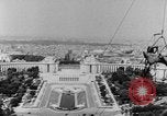 Standbild Eiffelturm Stunt Paris Frankreich, 1951, aus Sekunde 8 historischem Filmmaterial Videoclip 65675045402