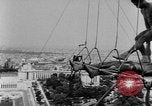 Standbild Eiffelturm Stunt Paris Frankreich, 1951, aus Sekunde 9 historischem Filmmaterial Videoclip 65675045402