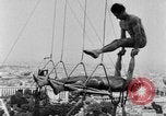 Standbild Eiffelturm Stunt Paris Frankreich, 1951, aus Sekunde 10 historischem Filmmaterial Videoclip 65675045402