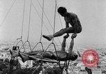 Standbild Eiffelturm Stunt Paris Frankreich, 1951, aus Sekunde 11 historischem Filmmaterial Videoclip 65675045402