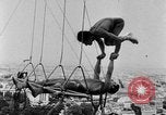 Standbild Eiffelturm Stunt Paris Frankreich, 1951, aus Sekunde 12 historischem Filmmaterial Videoclip 65675045402