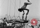 Standbild Eiffelturm Stunt Paris Frankreich, 1951, aus Sekunde 13 historischem Filmmaterial Videoclip 65675045402