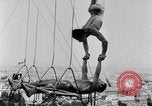 Standbild Eiffelturm Stunt Paris Frankreich, 1951, aus Sekunde 14 historischem Filmmaterial Videoclip 65675045402