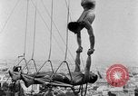Standbild Eiffelturm Stunt Paris Frankreich, 1951, aus Sekunde 15 historischem Filmmaterial Videoclip 65675045402