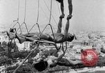 Standbild Eiffelturm Stunt Paris Frankreich, 1951, aus Sekunde 16 historischem Filmmaterial Videoclip 65675045402