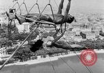 Standbild Eiffelturm Stunt Paris Frankreich, 1951, aus Sekunde 17 historischem Filmmaterial Videoclip 65675045402