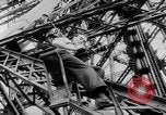 Standbild Eiffelturm Stunt Paris Frankreich, 1951, aus Sekunde 18 historischem Filmmaterial Videoclip 65675045402