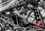 Standbild Eiffelturm Stunt Paris Frankreich, 1951, aus Sekunde 19 historischem Filmmaterial Videoclip 65675045402