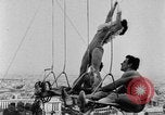 Standbild Eiffelturm Stunt Paris Frankreich, 1951, aus Sekunde 20 historischem Filmmaterial Videoclip 65675045402